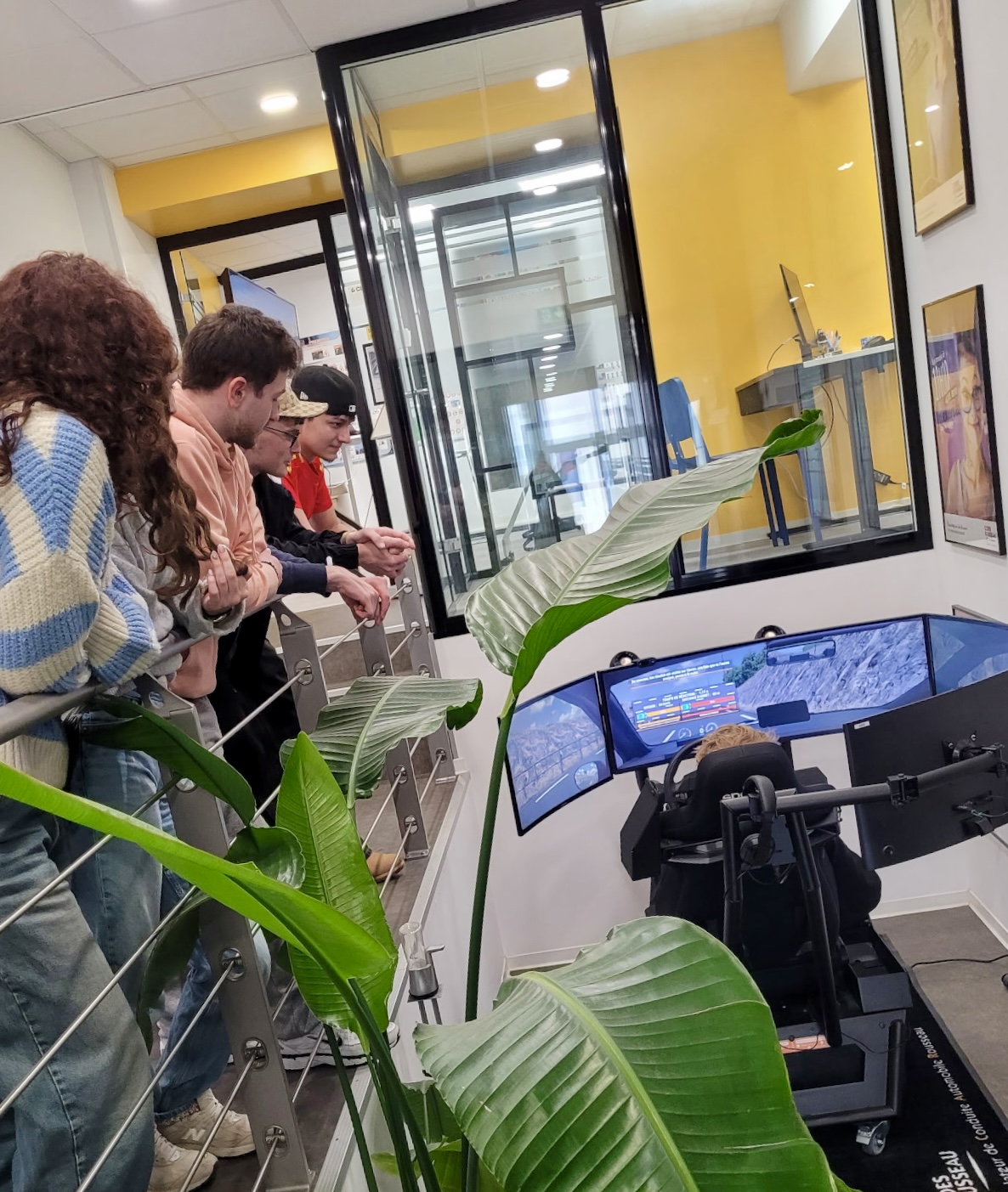 Élèves autour d’un simulateur Smart Conduite 76